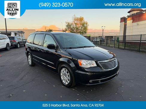 Used 2016 Chrysler Town & Country Touring FWD image 3