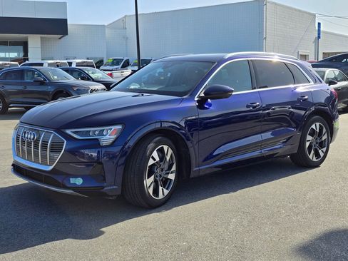 Used 2023 Audi e-tron Premium Plus w/ Premium Plus Package image 2