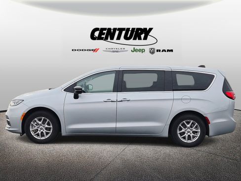 Used 2024 Chrysler Pacifica Touring-L image 7