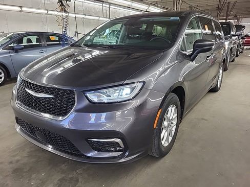 Used 2023 Chrysler Pacifica Touring-L FWD image 2