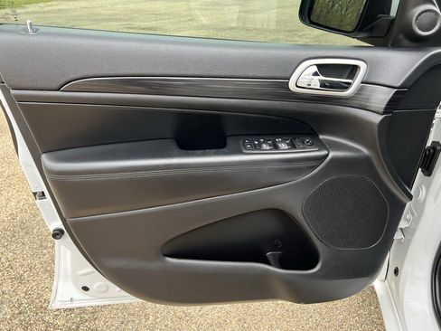 Used 2022 Jeep Grand Cherokee Laredo X image 25