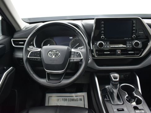 Used 2022 Toyota Highlander XLE AWD/4WD image 17