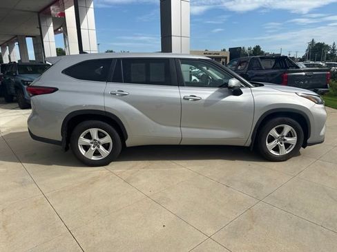 Used 2023 Toyota Highlander LE AWD/4WD image 8