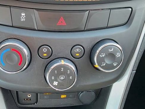 Used 2022 Chevrolet Trax LT w/ LT Convenience Package AWD/4WD image 21