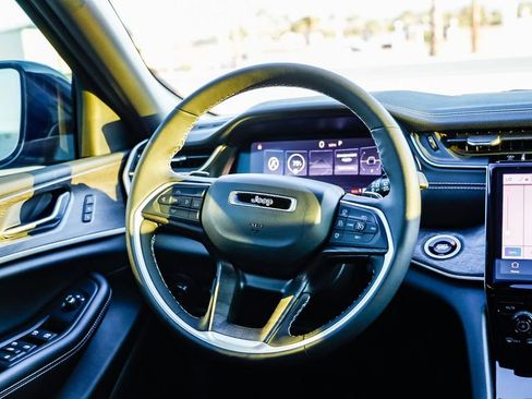 Used 2025 Jeep Grand Cherokee Limited w/ Luxury Tech Group II image 17