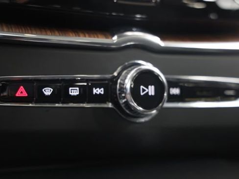 Used 2021 Volvo XC60 T6 Momentum image 30