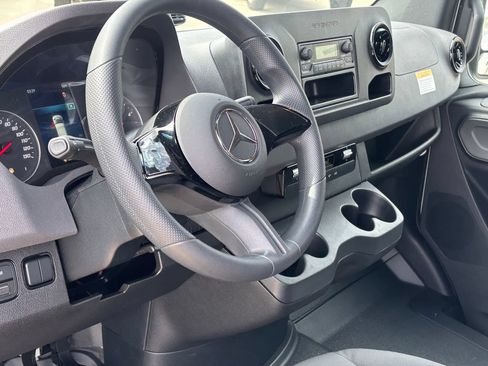 Used 2025 Mercedes-Benz Sprinter 2500 image 6