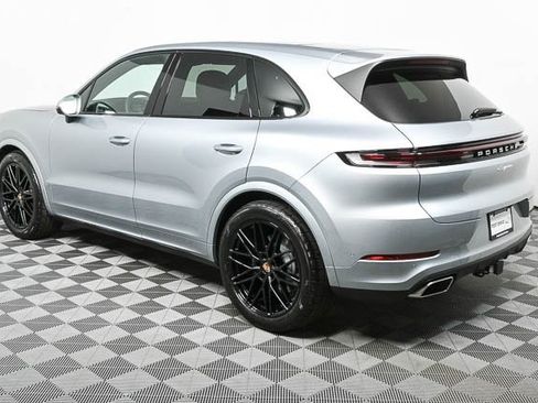 Certified 2025 Porsche Cayenne image 3
