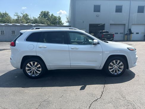 Used 2017 Jeep Cherokee Overland AWD/4WD image 2
