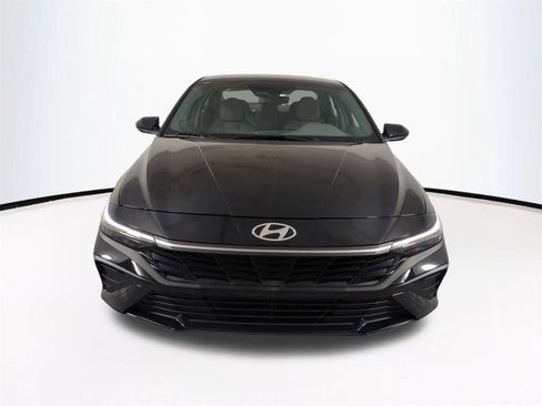 Used 2025 Hyundai Elantra SE FWD image 3