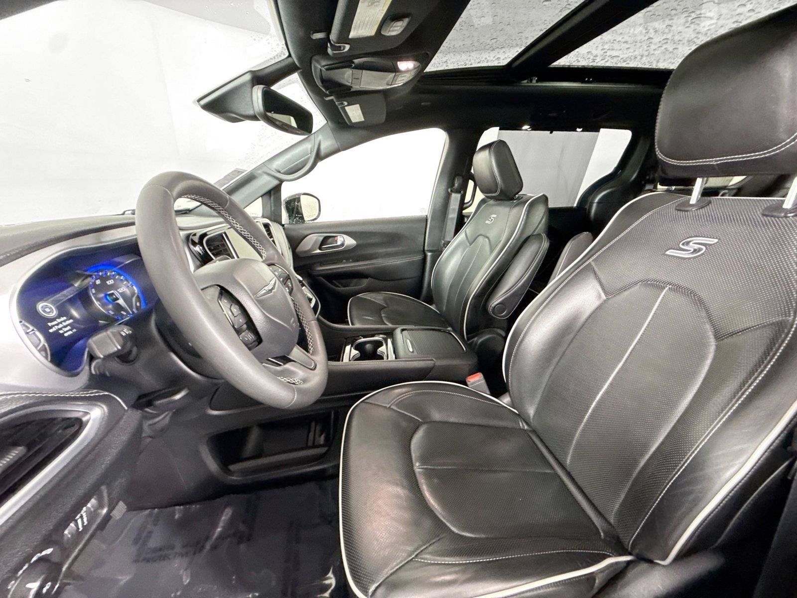 Used 2025 Chrysler Pacifica Limited FWD image 3