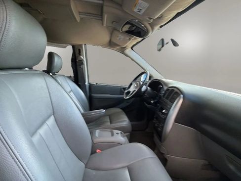 Used 2005 Chrysler Town & Country Touring w/ Luxury Group image 17