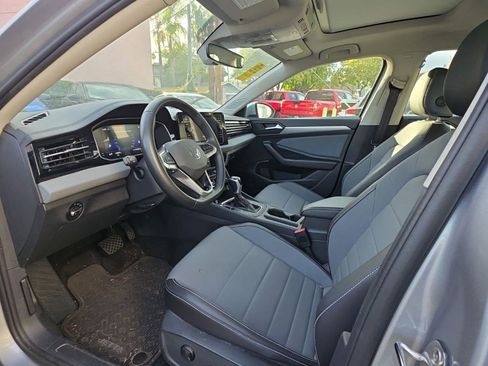 Used 2025 Volkswagen Jetta SE FWD image 3