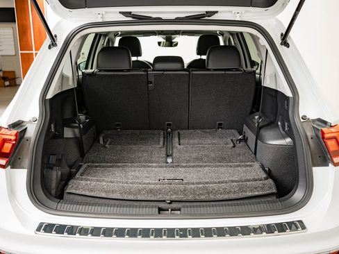 Used 2023 Volkswagen Tiguan SE w/ Panoramic Sunroof Package image 19