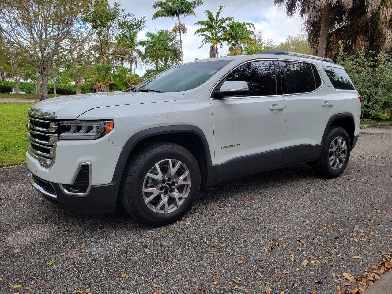Used 2021 GMC Acadia SLT w/ Trailering Package FWD image 3