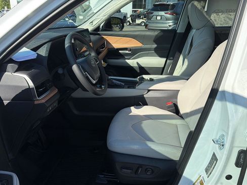 New 2026 Toyota Grand Highlander FWD image 10