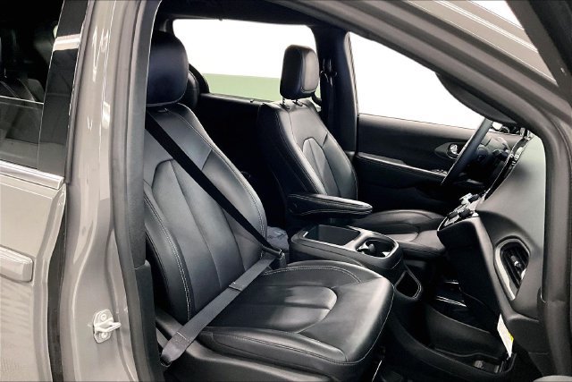Used 2025 Chrysler Pacifica Select FWD image 8