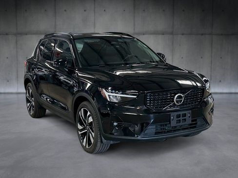 Used 2025 Volvo XC40 B5 Plus AWD/4WD image 7