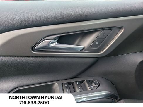 Used 2025 Chevrolet Traverse LT image 33