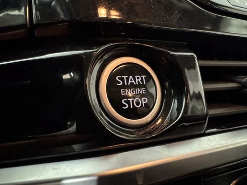 Used 2022 Nissan Pathfinder SL AWD/4WD image 17