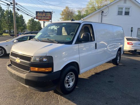 Used 2018 Chevrolet Express 2500 Extended RWD image 3