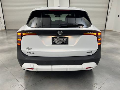 Used 2025 Nissan Kicks SV AWD/4WD image 8