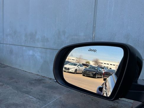 Used 2025 Jeep Compass Trailhawk image 18