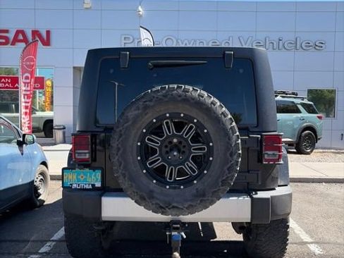 Used 2015 Jeep Wrangler Unlimited Sahara w/ Connectivity Group AWD/4WD image 16