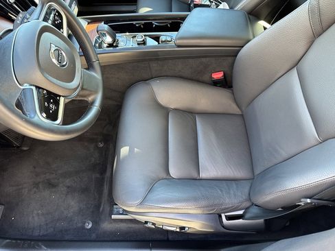 Used 2023 Volvo XC60 B5 Plus image 11