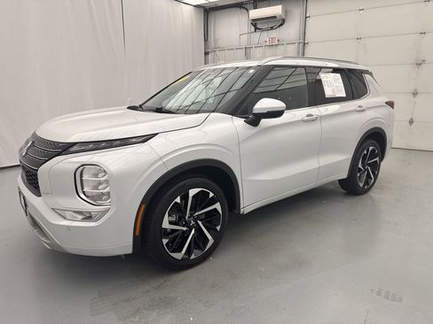 Used 2023 Mitsubishi Outlander SEL FWD image 3