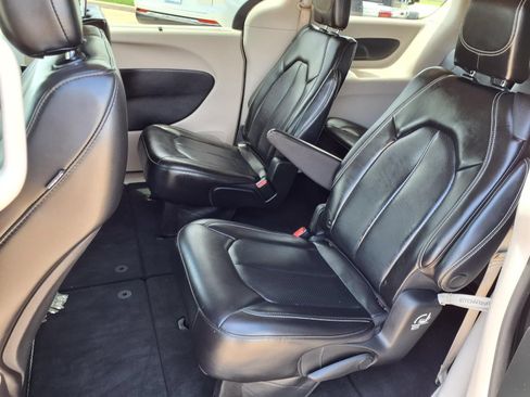 Used 2023 Chrysler Pacifica Touring-L FWD image 25