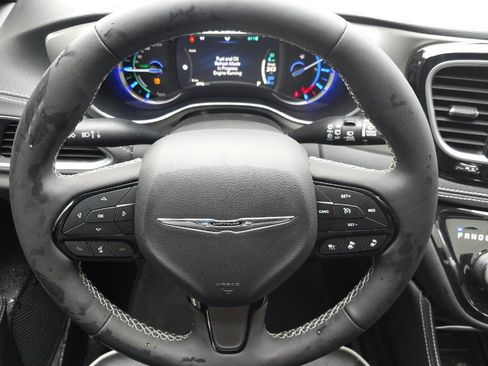 Used 2023 Chrysler Pacifica Limited w/ Uconnect Theater Family Group image 8