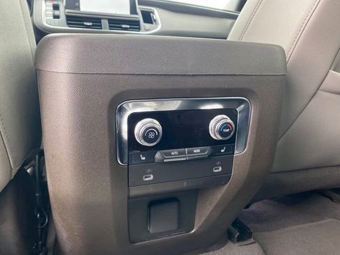 Used 2024 GMC Yukon SLT w/ SLT Luxury Package image 22
