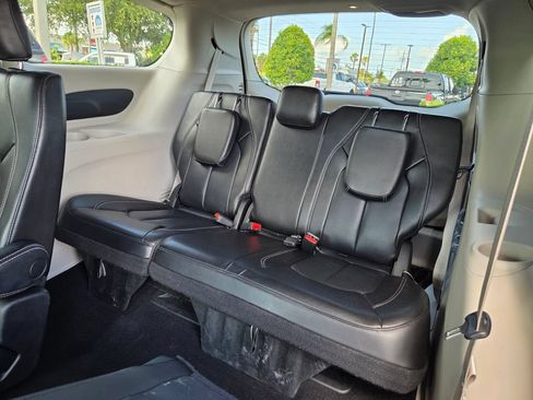 Used 2023 Chrysler Pacifica Touring-L FWD image 15