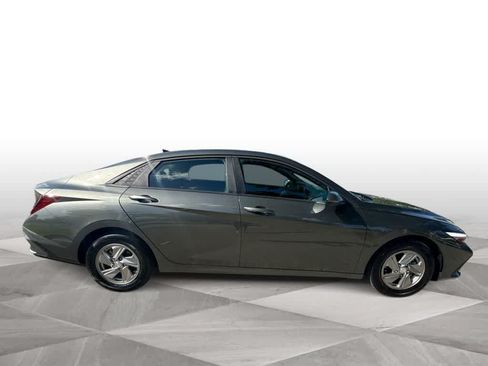 Used 2025 Hyundai Elantra SE FWD image 9