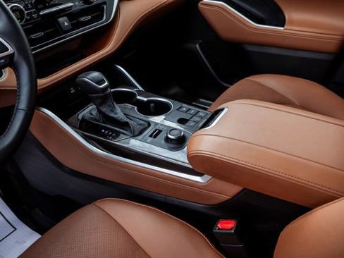 Used 2024 Toyota Highlander Platinum image 24