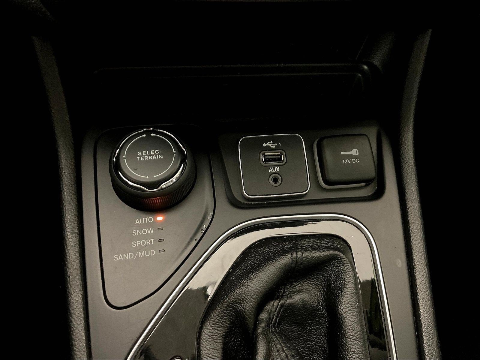 Used 2019 Jeep Cherokee Limited AWD/4WD image 16