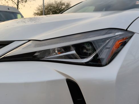 Used 2019 Lexus UX 200 image 3