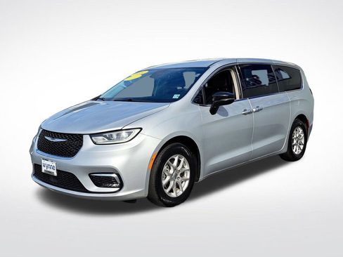 Used 2024 Chrysler Pacifica Touring-L FWD image 4