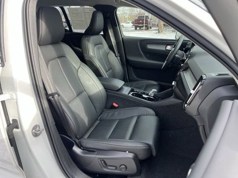 Used 2025 Volvo XC40 B5 Plus image 26