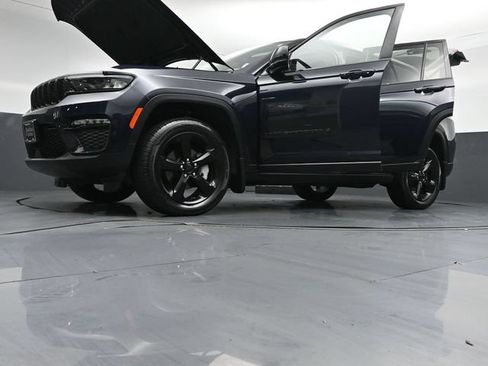 Used 2023 Jeep Grand Cherokee Limited w/ Black Appearance Package AWD/4WD image 57