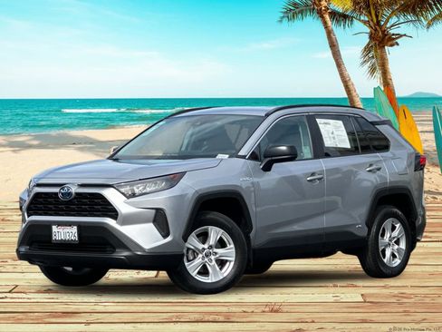 Used 2021 Toyota RAV4 LE image 2