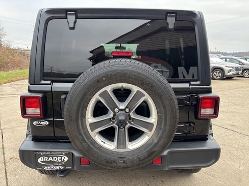 Used 2021 Jeep Wrangler Unlimited Sahara image 5