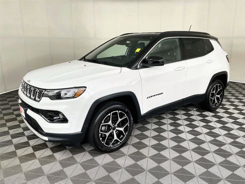 Used 2025 Jeep Compass Limited AWD/4WD image 3