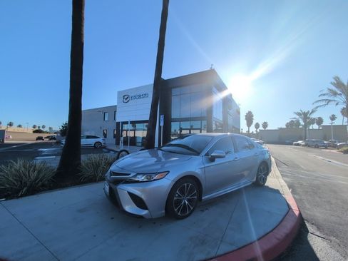 Used 2020 Toyota Camry SE image 2