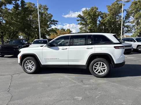Used 2025 Jeep Grand Cherokee Laredo X w/ Trailer Tow Package AWD/4WD image 7