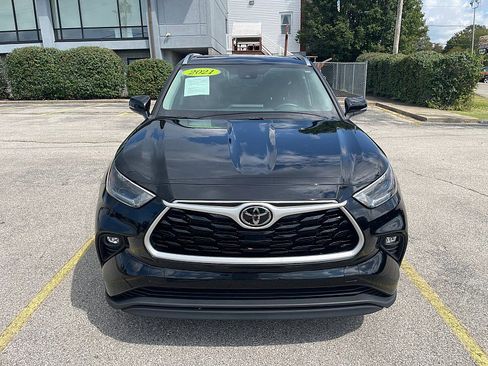 Used 2021 Toyota Highlander XLE image 2