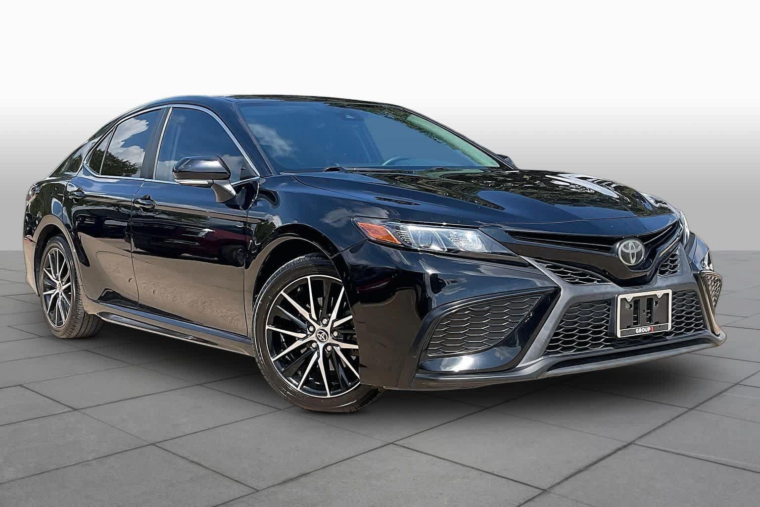 Used 2022 Toyota Camry SE FWD image 3