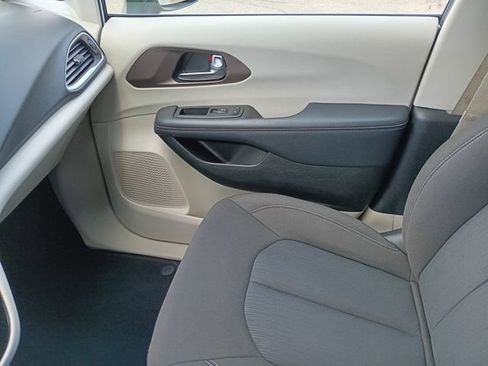 Used 2023 Chrysler Voyager LX FWD image 10