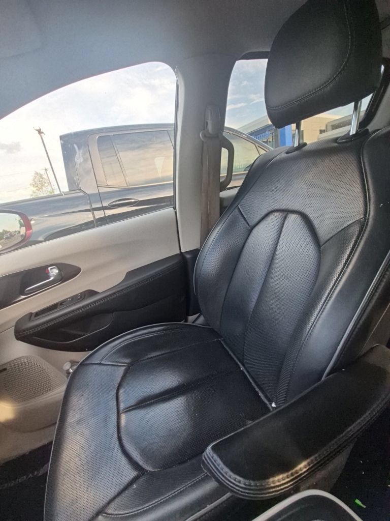 Used 2018 Chrysler Pacifica Limited w/ Advanced Safetytec Group FWD image 8